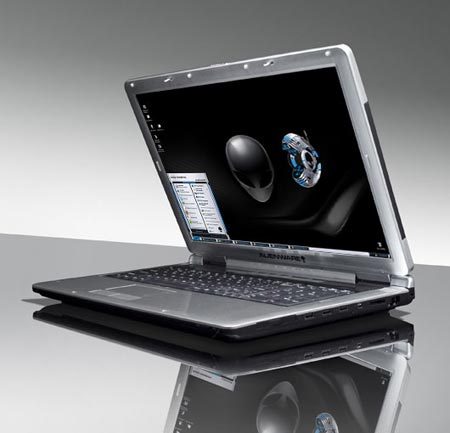 Alienware Area-51 m5790 Special Edition - převzato z http://www.ixbt.com/short/images/creative_angleopen_big_1_.jpg