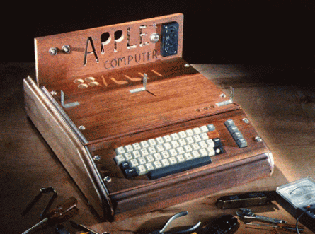 Apple převzato z : http://www.landsnail.com/apple/local/design/images/computers/apple1.GIF